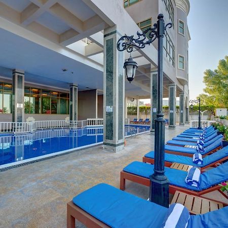 Sahara Beach Resort&Spa Schardscha Exterior foto The pool at the hotel