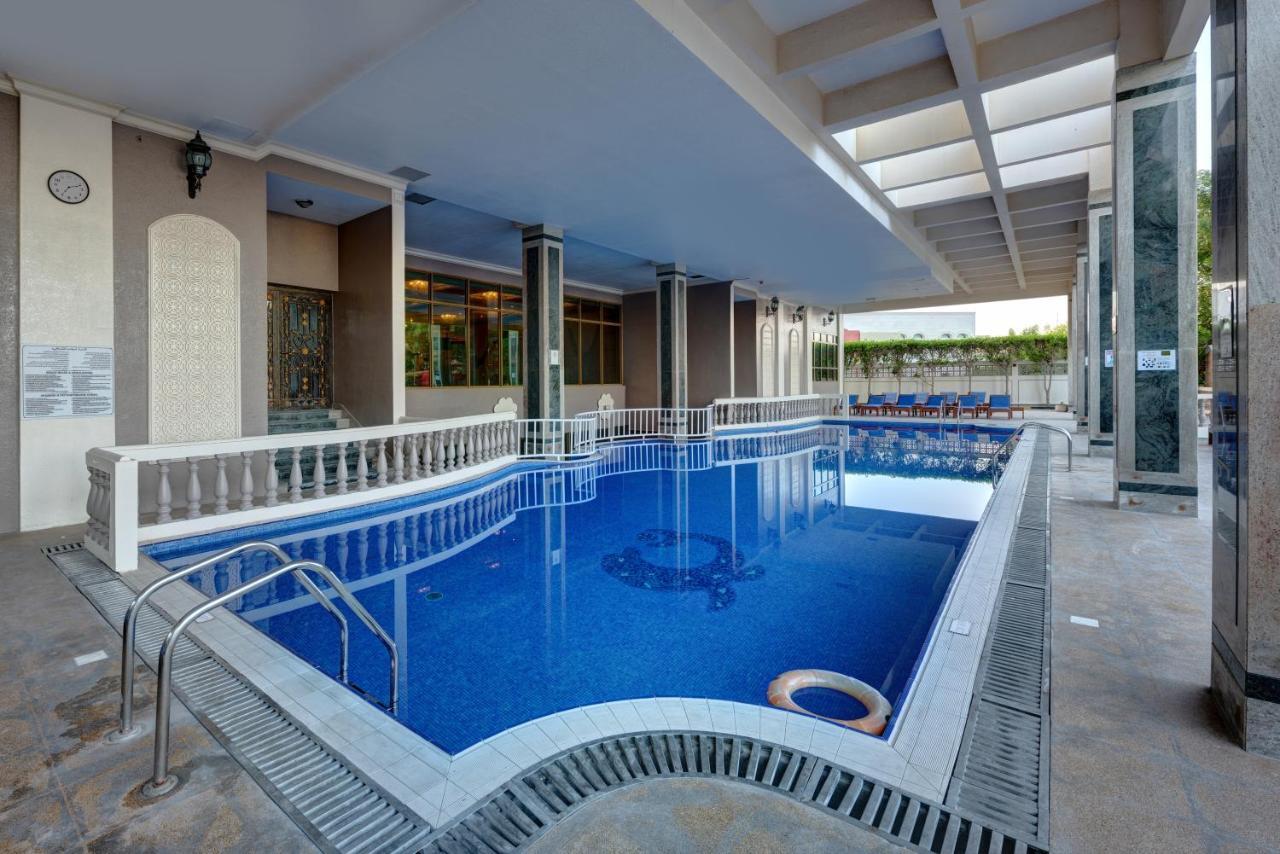 Sahara Beach Resort&Spa Schardscha Exterior foto Swimming pool at the hotel