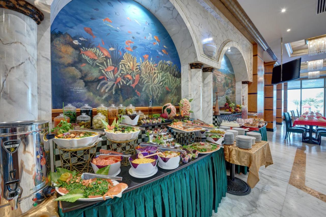 Sahara Beach Resort&Spa Schardscha Exterior foto A buffet at a hotel