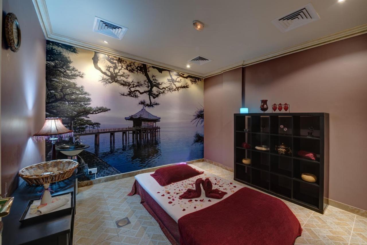 Sahara Beach Resort&Spa Schardscha Exterior foto A massage room at a spa