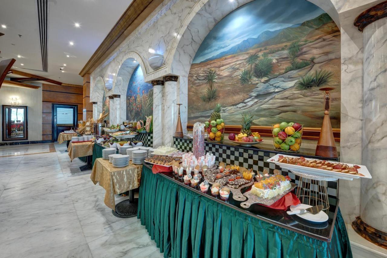 Sahara Beach Resort&Spa Schardscha Exterior foto A buffet at a hotel