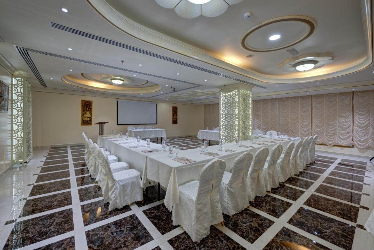 Sahara Beach Resort&Spa Schardscha Exterior foto Meeting room at the hotel
