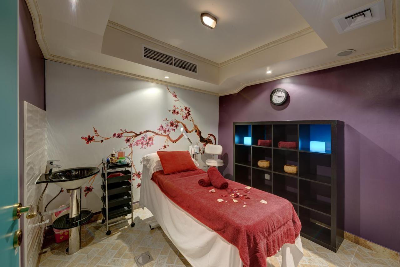 Sahara Beach Resort&Spa Schardscha Exterior foto A treatment room at a spa