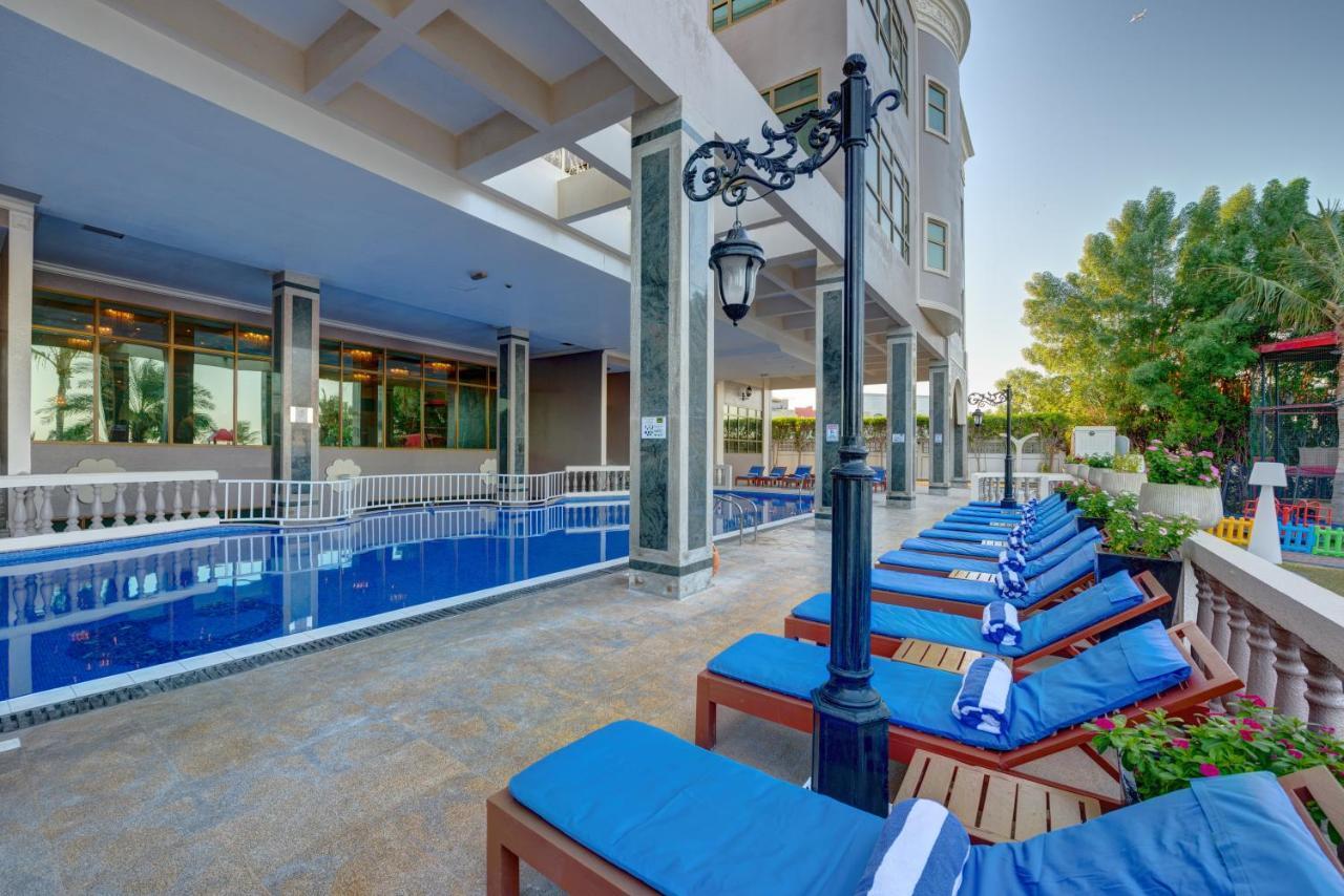 Sahara Beach Resort&Spa Schardscha Exterior foto The pool at the hotel