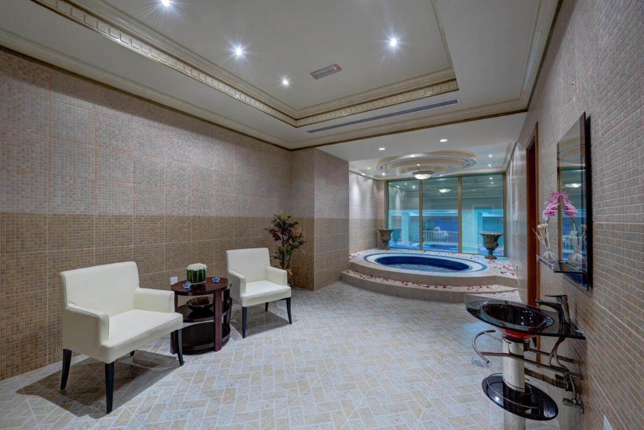 Sahara Beach Resort&Spa Schardscha Exterior foto A modern bathroom